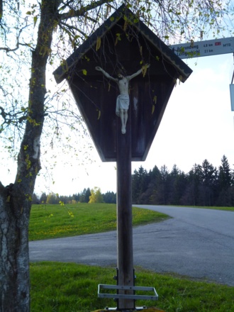Wegkreuz an der Straßenkreuzung westlich der Brücke über den Stegschachengraben.