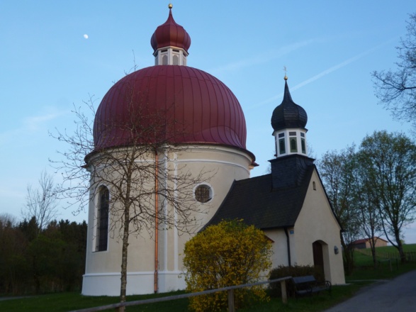 Die Heuwinklkapelle von vorne - seit jeher ein beliebter Wallfahrtsort für Pilgerer.