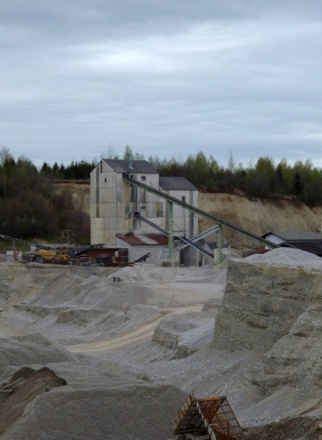 Der abgebaute Kies wird vor Ort in eigenen Anlagen aufbereitet.