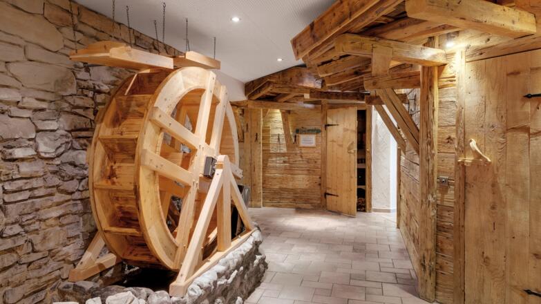 muehlrad-mit-kalt-warmem-wasserschwall