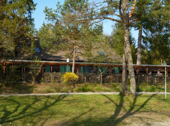 Das Fohnseestüberl mit Biergarten liegt direkt am Ostufer des Fohnsees.