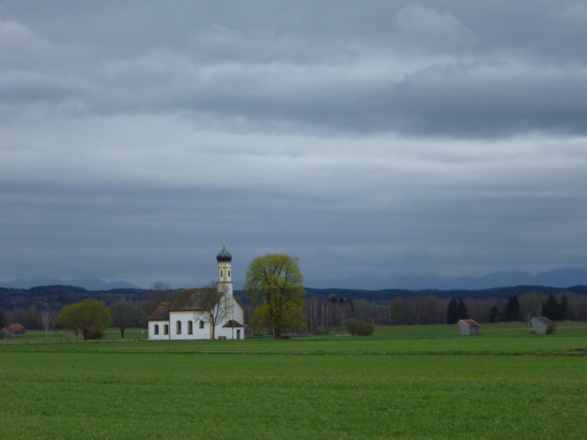 Traumhafter Blick auf die Kapelle St. Johann vor der majestätischen Alpenkette.