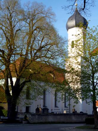 Die Pfarrkirche St. Vitus in Iffeldorf.
