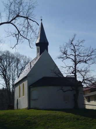 Die leicht erhöht auf einem Hügel stehende Kapelle in Hohenberg.