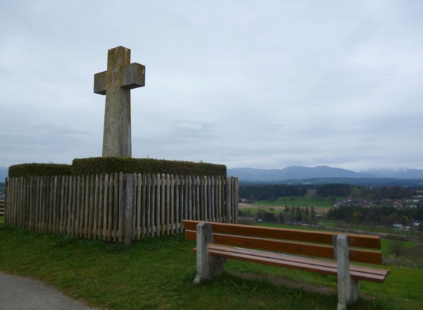 Markantes Steinkreuz auf dem Kreuzbichel - von den Bänken bietet sich ein schöner Blick über Oberhausen hinweg auf die Alpenkette.