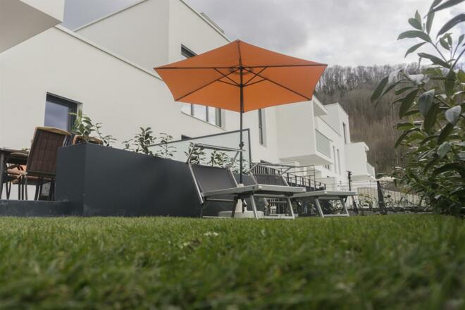 Liegen und Sonnenschirm im Garten