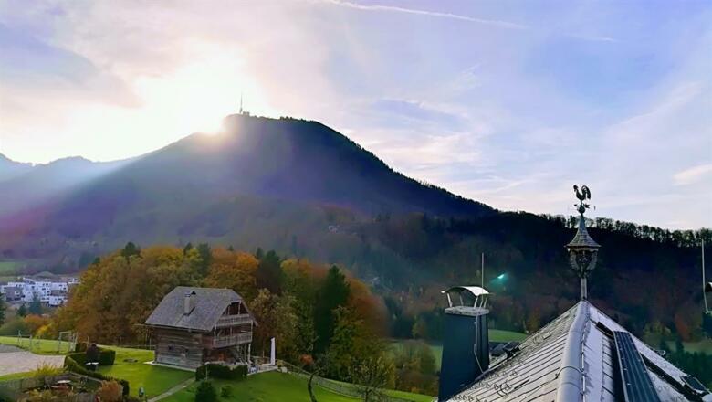 Blick vom Heuber auf `TheView²` und Gaisberg