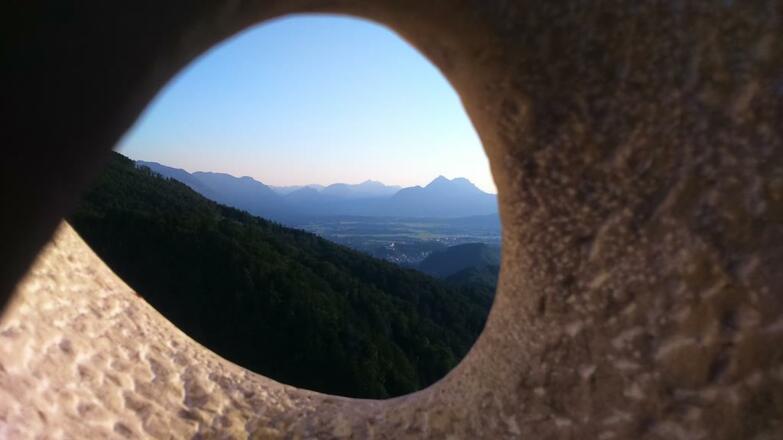 Blick durch Skulptur am Nockstein