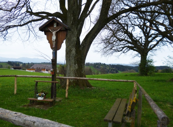 Wegkreuz mit Bank oberhalb von Huglfing.
