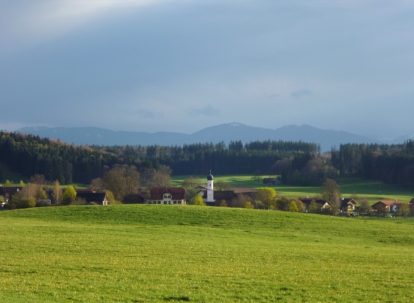 Schöner Blick auf Deutenhausen mit der Filialkirche St. Nikolaus - gesehen vom Sträßchen, das vom Birkhof nach Deutenhausen führt.