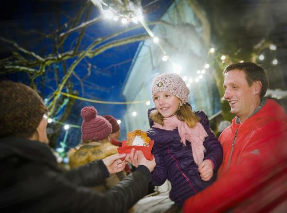 Am Adventmarkt in Guggenthal