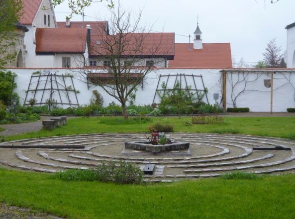 In der Mitte des Klostergartens befindet sich ein Labyrinth aus Steinen.