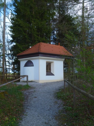 Ein kurzer Abstecher führt von der Straße zur Marienkapelle.
