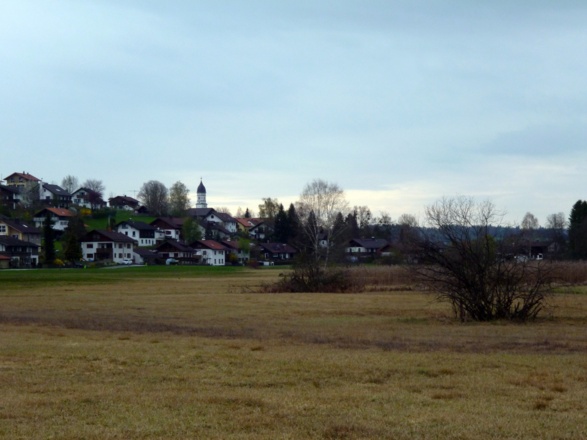 Die Grasleitner Moorlandschaft vor den Häusern von Oberhausen.
