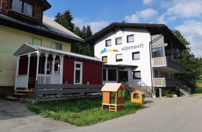 Westansicht mit Rezeptionshäuschen