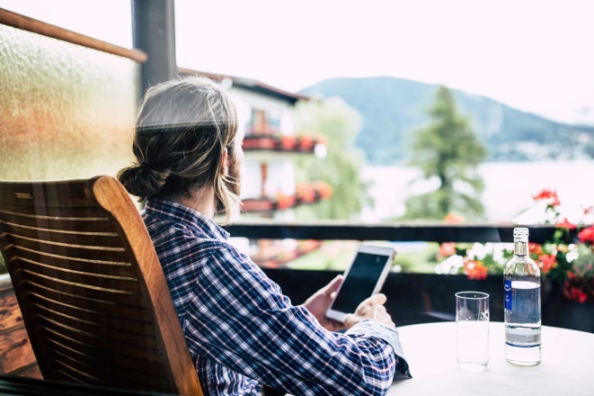 Ausblick vom Balkon auf Liegewiese und den Tegernsee