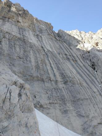 Blick auf die Plattenflucht im oberen Teil. Das 5te Band noch von Schnee bedeckt