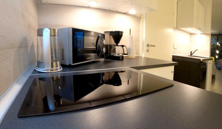 Küchenzeile mit Mikrowelle, Toaster, Filter-Kaffeemaschine und Wasserkocher