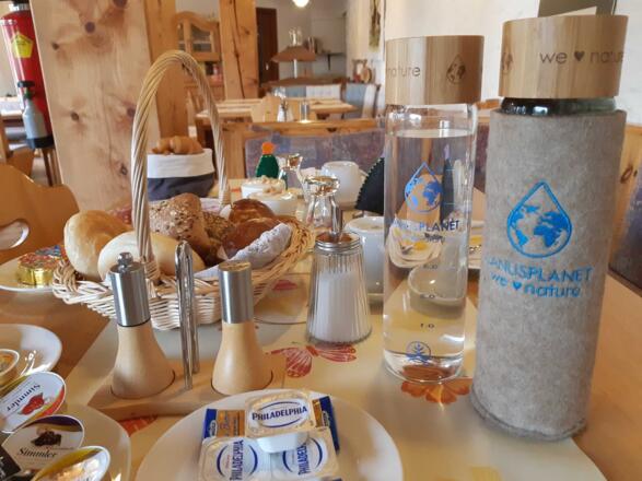 Frühstückstisch mit besonderem Wasser