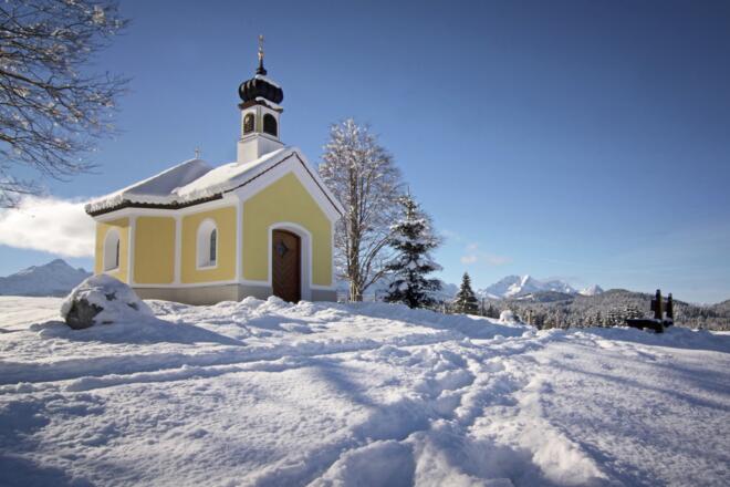 Kapell Maria Rast auf den Buckelwiesen bei Krün im Winter