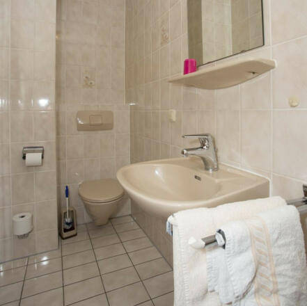 Bad mit Dusche/WC