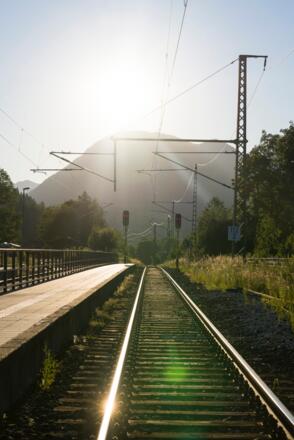 Bahnhof in Klais mit Blick auf Berg
