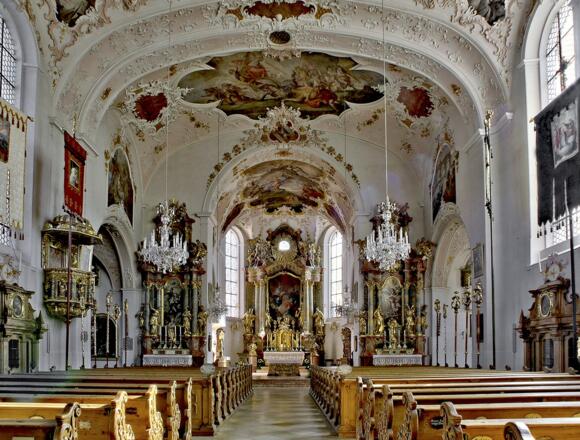 Kirche St. Peter und Paul in Mittenwald mit Freskomalerei