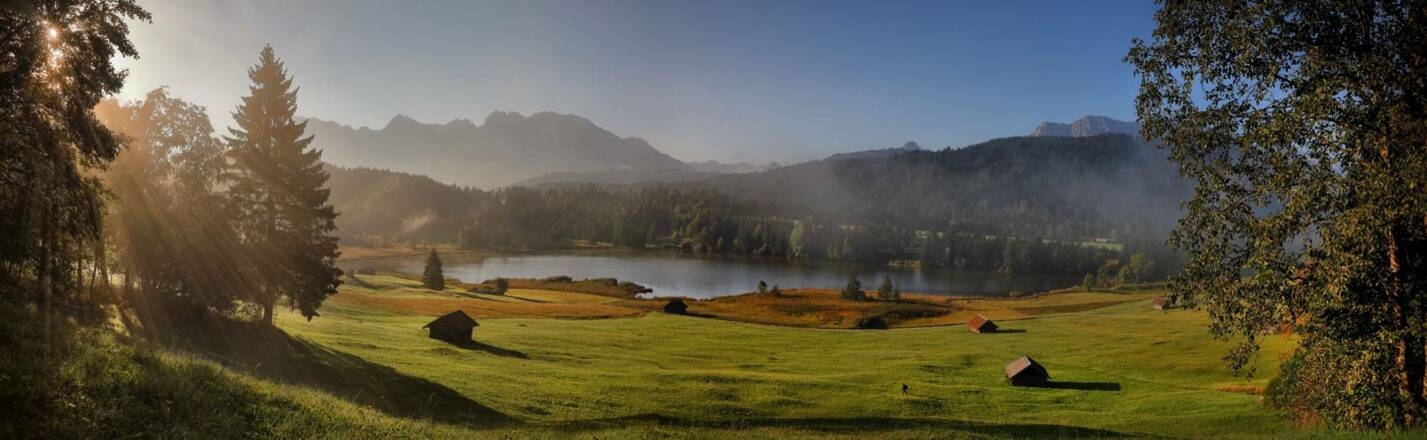 Panoramablick auf den Geroldsee in Gerold bei Krün