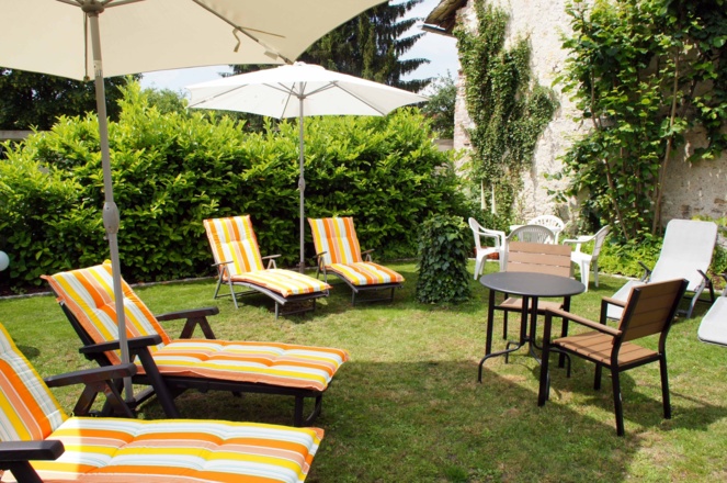 Gastgarten mit Liegen und Sitzgarnituren