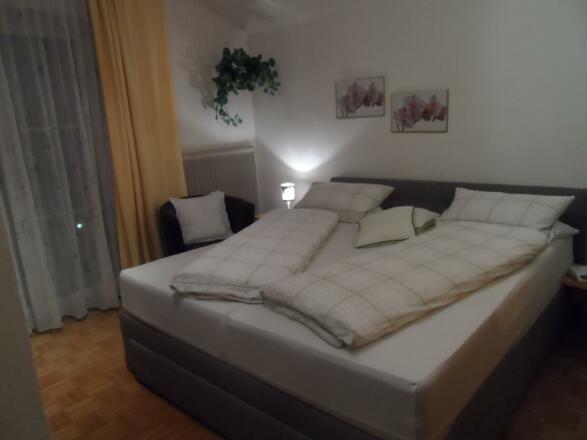 Schlafzimmer mit Dusche WC