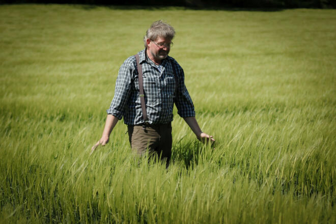 Bernhard Frischeisen vom Carlbauer-Hof auf einem seiner Felder