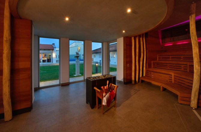 Arenasauna mit Panoramafenster in der Römer-Sauna der Limes-Therme