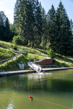 Freibad mit Rutsche am Grubsee bei Krün im Sommer