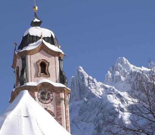 Kirche St. Peter und Paul in Mittenwald Winter