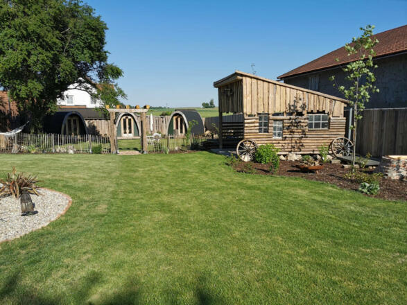 Casa Benefizium - Garten mit Pods und Außenküche