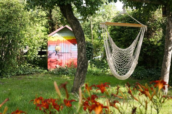 Garten mit Spielhaus