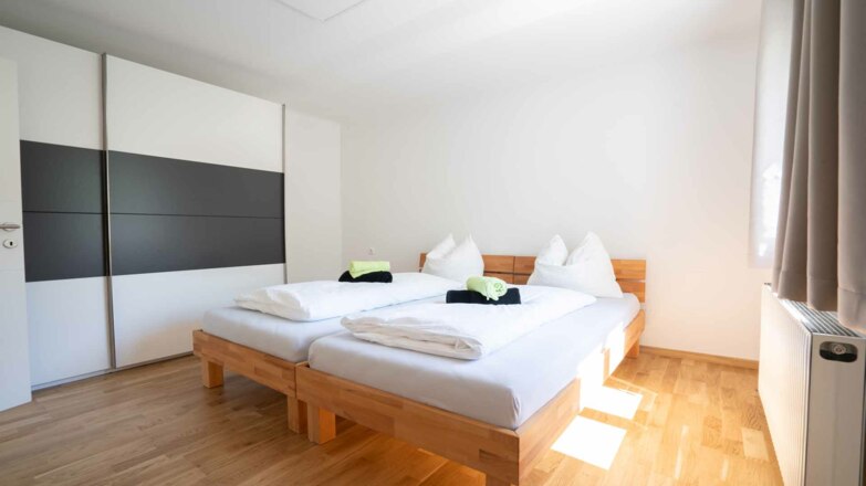 Wohnzimmer mit Kochnische der \"Modernen Ferienwohnung mit Ausblick\"