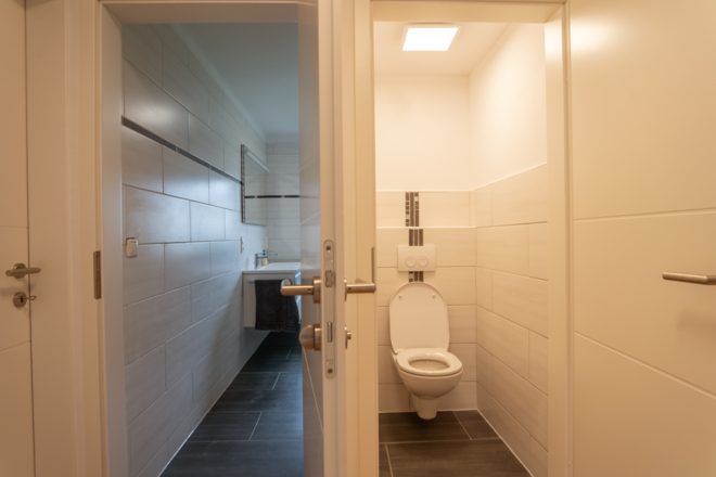 WC und Badezimmer der \"Modernen Ferienwohnung mit Ausblick\"