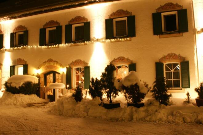 Verschneite Winterlandschaft vor  Haus