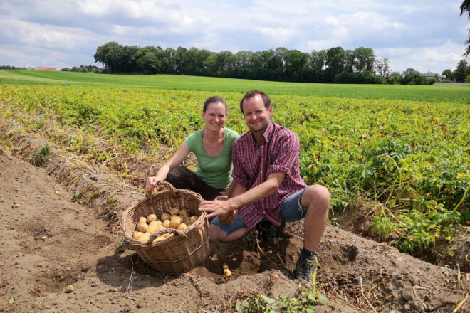 Andrea und Martin Lorenz mit frisch geernteten Kartoffeln