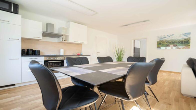 Wohnzimmer der \"Modernen Ferienwohnung mit Ausblick\"