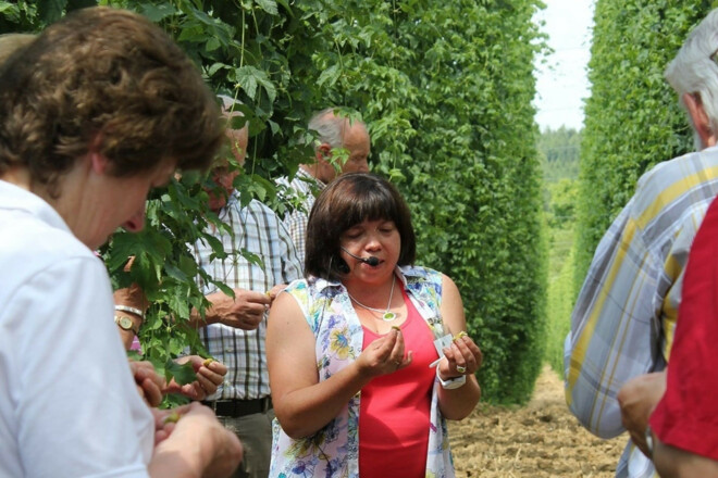Marlene Zellner bei einer Führung über ihren Hopfenhof