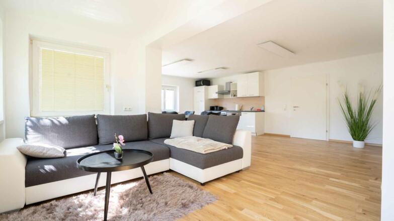Badezimmer mit Fenster der \"Modernen Ferienwohnung mit Ausblick\"