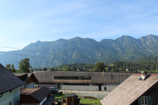 Ausblick in die Berge der \"Modernen Ferienwohnung mit Ausblick\"