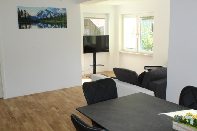 Wohnzimmer der \"Modernen Ferienwohnung mit Ausblick\"