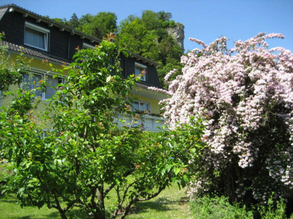 Haus mit Kirchfelsen