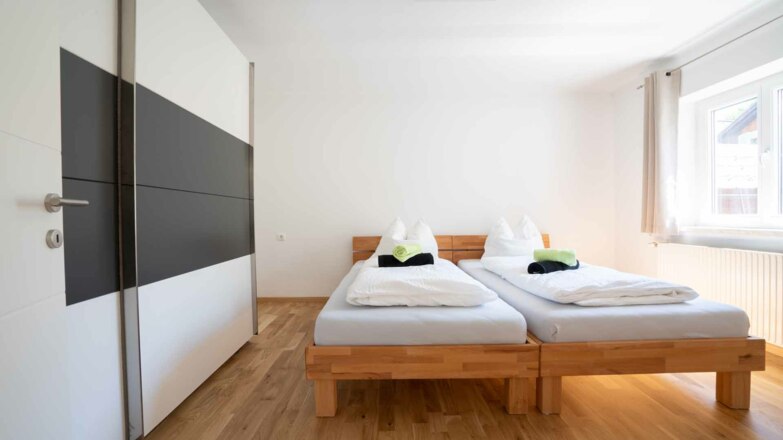 Kochnische und Auhenthaltsraum der \"Modernen Ferienwohnung mit Ausblick\"