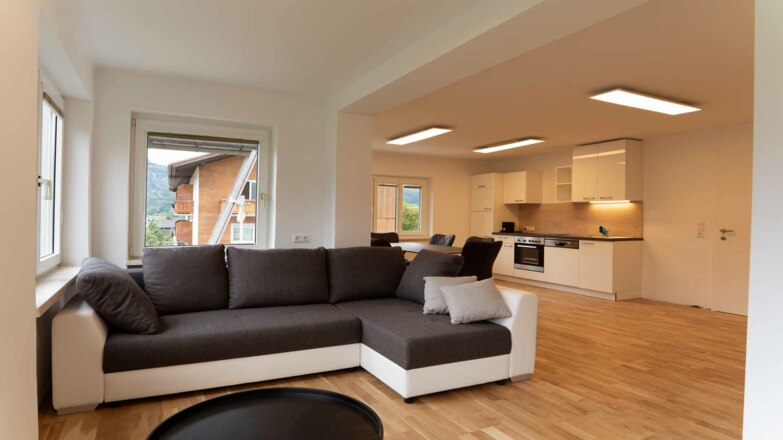 Badezimmer mit Dusche der \"Modernen Ferienwohnung mit Ausblick\"