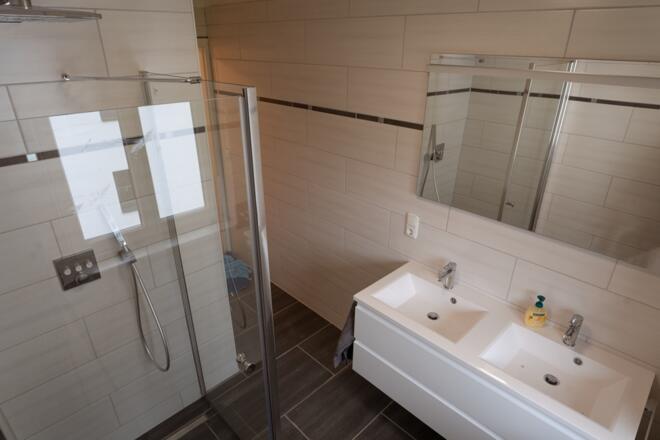Überblick des Badezimmers der \"Modernen Ferienwohnung mit Ausblick\"