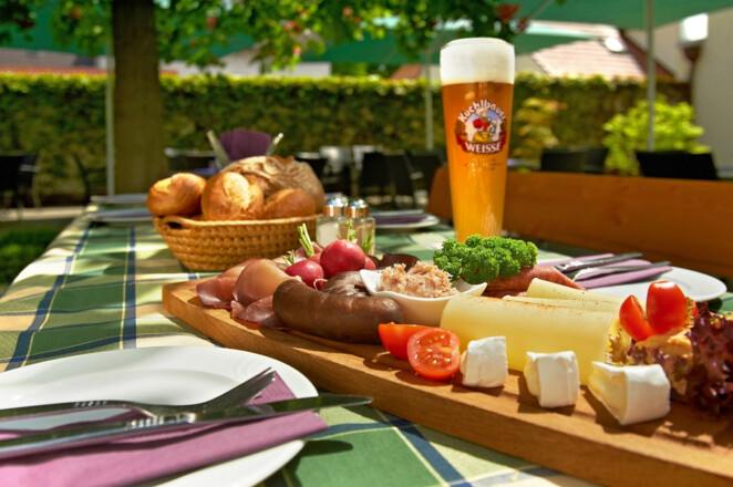 Brotzeit im Biergarten